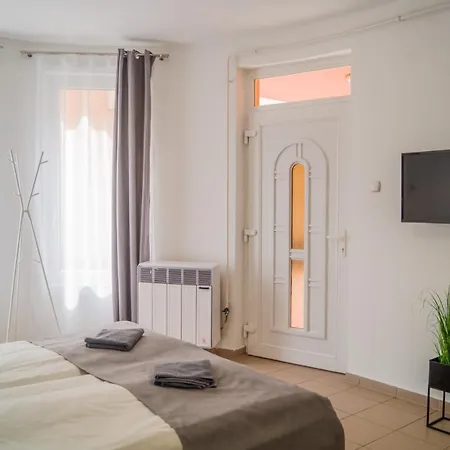 Apartment East Side Corner - 2 *