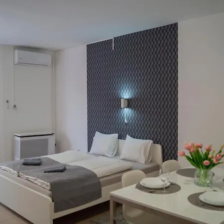 East Side Corner - 2 Apartment